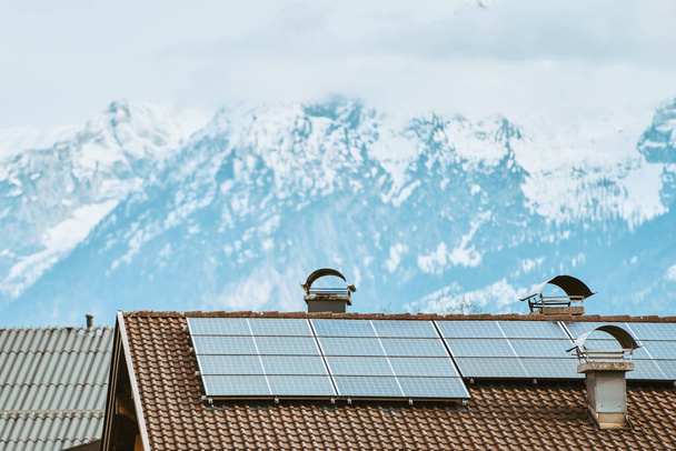 Alpenhaus glänzt mit Solarstrom auf dem Dach - Foto, Bild