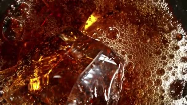 Super Slow Motion Shot Fizzing Fresh Cola Lemonade z kostkami lodu na 1000 fps. Nagrywane szybką kamerą kinową, 4K. - Materiał filmowy, wideo