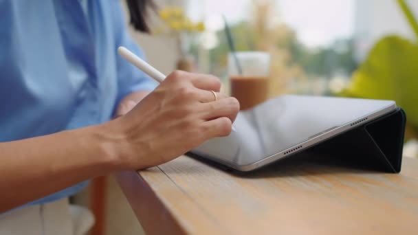 Gros plan des mains de dessinateur méconnaissable dessin sur tablette assis à la table dans un café extérieur - Séquence, vidéo