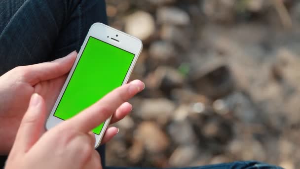 Una chica usando el teléfono con pantalla verde de cerca
 - Imágenes, Vídeo