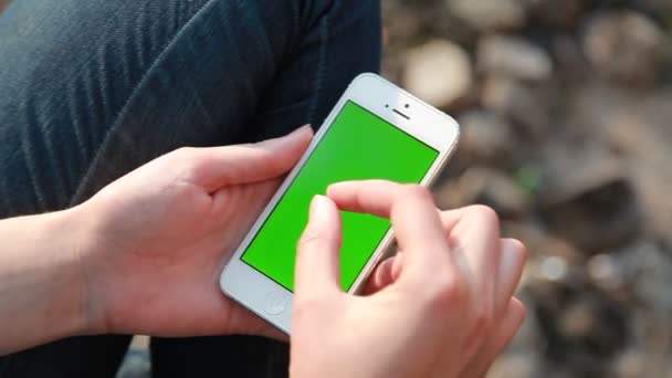 Dziewczyna za pomocą telefonu z zielonym ekranem - Materiał filmowy, wideo