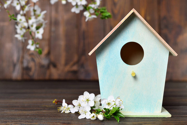 Hei Spring Card, Birdhouse ja kevään kukkia puinen tausta  - Valokuva, kuva