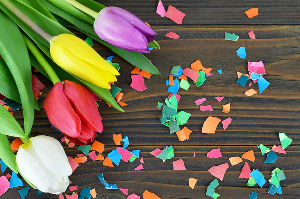  Tarjeta de Pascua con flores de tulipán y cáscara de huevo de color  - Foto, imagen