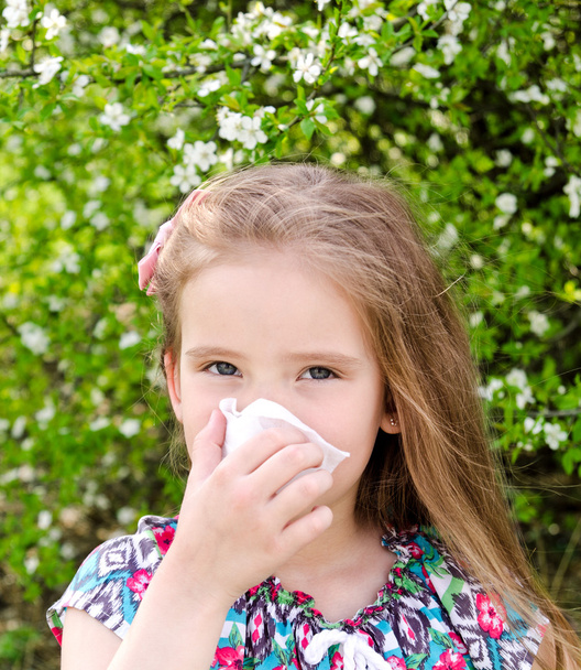 Pikkutyttö on allerginen kevään kukkiville
 - Valokuva, kuva