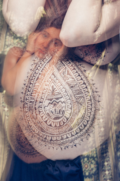 Krásná těhotná žena s hennou vzor na břiše v dramatické póze - Fotografie, Obrázek