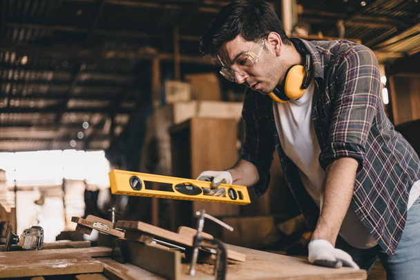 profesionální tesař muž ruční práce, aby dřevěné ruční nábytku mistr obrobku jemné detail řemeslník se dřevěnou dílnou. - Fotografie, Obrázek