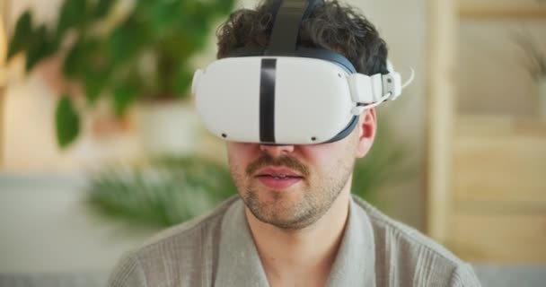 Ο άνθρωπος με γυαλιά εικονικής πραγματικότητας παρακολουθεί έγγραφα στο εικονικό γραφείο του - Πλάνα, βίντεο