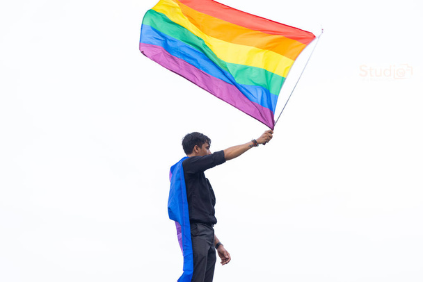 Chennai, Tamilnadu Inde - 25 juin 2023 : Vue arrière du groupe de personnes avec drapeau arc-en-ciel de la fierté et bannières dans le défilé de la fierté. - Photo, image