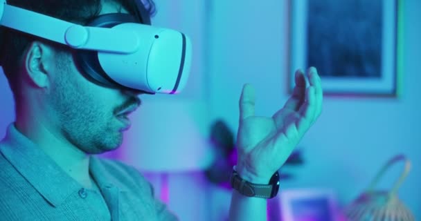 De man bewondert het object in virtual reality glazen - Video