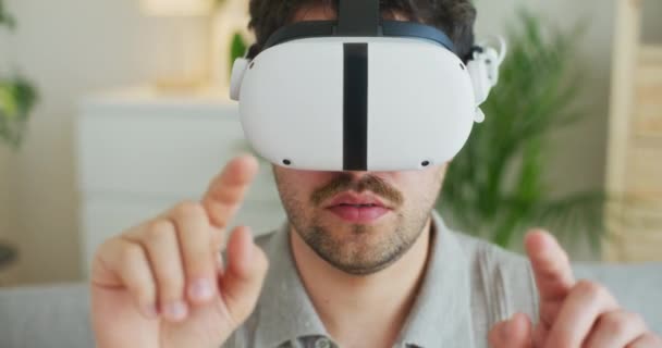 Ο άνθρωπος χρησιμοποιεί γυαλιά εικονικής πραγματικότητας για να διεξάγει επιχειρήσεις και να επικοινωνήσετε με τους πελάτες - Πλάνα, βίντεο