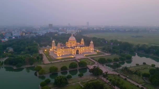 Widok z lotu ptaka na Victoria Memorial to duży marmurowy pomnik na Majdanie w Środkowej Kalkucie - Materiał filmowy, wideo