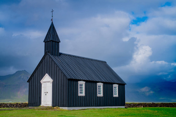 Budakirkja zwarte kerk in IJsland. Hoge kwaliteit foto - Foto, afbeelding