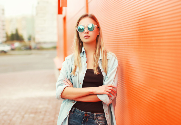 Outdoor fashion portrait of stylish woman in sunglasses against  - Foto, Imagen