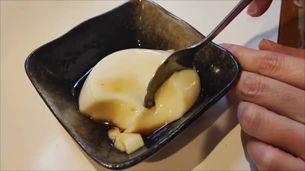 Élelmiszer készült mogyoró népszerű Okinawa "Jimami Tofu" - Felvétel, videó