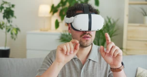 Ο άνθρωπος βιώνει τις δυνατότητες της εικονικής πραγματικότητας - Πλάνα, βίντεο