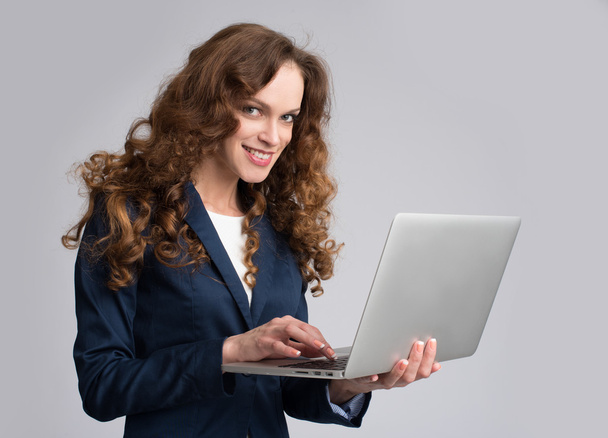 beautiful young woman holding laptop - Foto, imagen