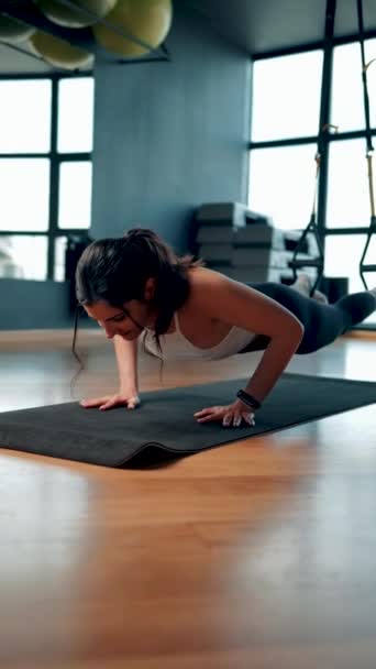 Όμορφη γυναίκα κάνει άσκηση με trx system.Fitness ασκήσεις με loops.Concept προπόνηση υγιεινό τρόπο ζωής sport.Vertical βίντεο - Πλάνα, βίντεο