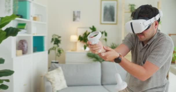 Man speelt schietspel met virtual reality bril - Video