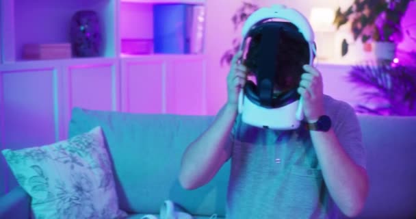 Milovník počítačových her obdivuje možnosti umělé inteligence a moderních počítačových her s brýlemi virtuální reality - Záběry, video