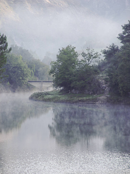 Mlhavá horská řeka na sever od Portugalska. Malá stará digitální fotka.                                       - Fotografie, Obrázek