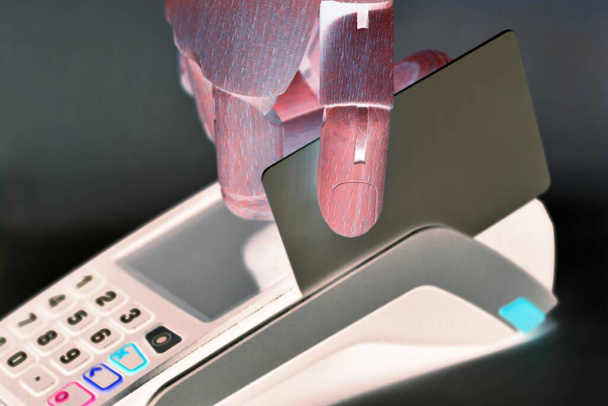 Roboterhand mit einem EDC-Automaten oder Kreditkartenterminal zur Online-Zahlung. - Foto, Bild
