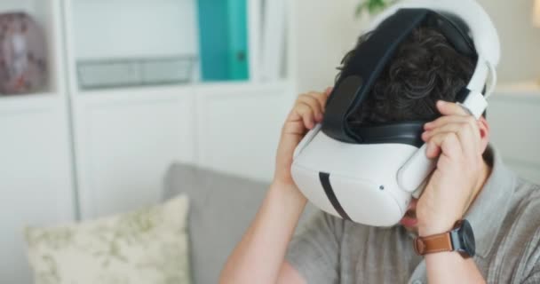 L'uomo mette gli occhiali per la realtà virtuale e l'intelligenza artificiale - Filmati, video