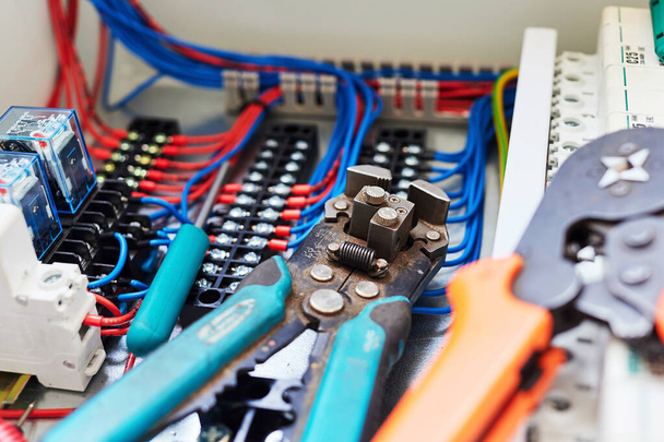 outils électriques et fils bleus connectés à la bande de contact et aux relais. - Photo, image