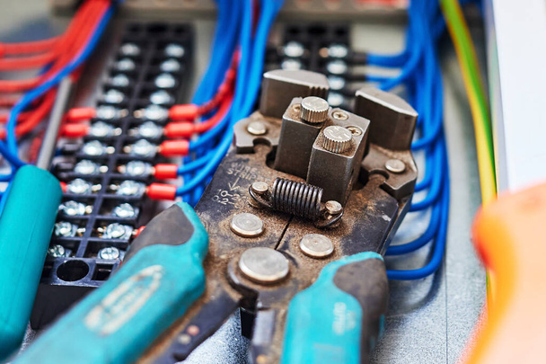 utensili elettrici e fili blu collegati alla striscia di contatto e ai relè. - Foto, immagini