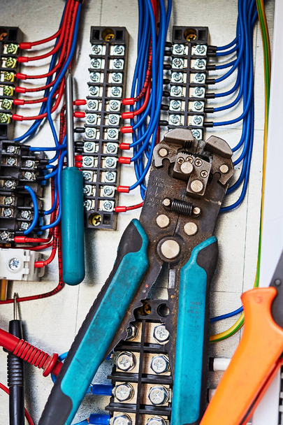 электрические инструменты и синие провода, соединенные с контактной полосой и реле. - Фото, изображение