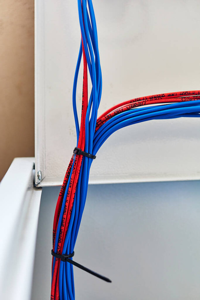 цветные провода, подключенные к наземному контакту на оборудовании - Фото, изображение