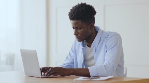 Technológiai problémák. Ideges afro-amerikai férfi problémái vannak a laptoppal, nem tud otthonról dolgozni. - Felvétel, videó
