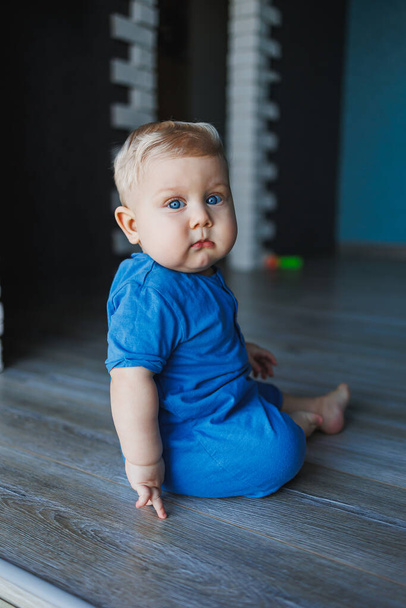 Malý chlapeček s hračkou plazící se po podlaze doma - Fotografie, Obrázek