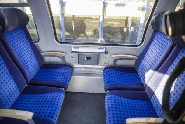 cztery niebieskie siedzenia w pociągu w Niemczech - Zdjęcie, obraz