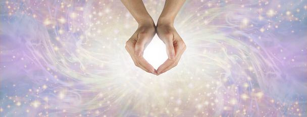 Reiki Master demostrando un hermoso fondo de mensaje de energía: manos femeninas formando una O con una energía rosada rosada arremolinada y estrellas brillantes con espacio de copia para el mensaje espiritual - Foto, imagen