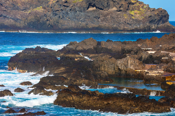 Скелясте утворення в океані в Харачіко, Канарські острови, Тенеріфе. Приголомшливе скелясте утворення біля узбережжя Атлантичного океану - Фото, зображення