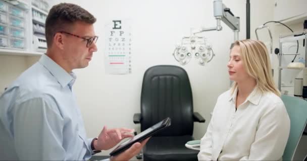 Optometria, lekarz i rozmowa z tabletem dla pacjenta, informacje online i cyfrowe zapisy do badania wzroku. Optymista, klient i technologia przepisywania recept, doradztwa i oceny - Materiał filmowy, wideo