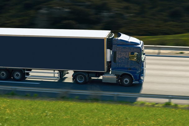 Blauwe semi vrachtwagen - Foto, afbeelding