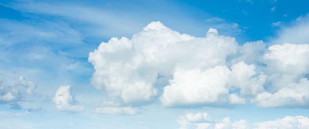 зображення чистого неба з білими хмарами на день для фонового використання
 . - Фото, зображення