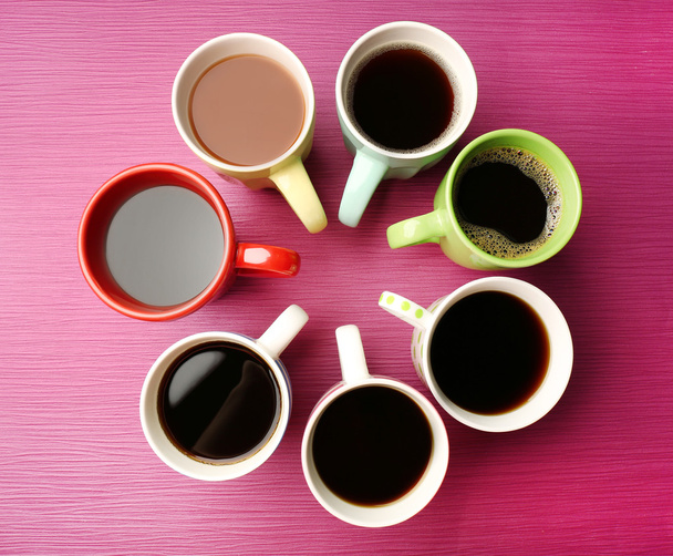 Tazas de café sobre fondo de color - Foto, imagen