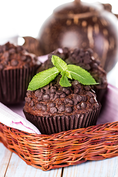 Muffins au chocolat faits maison dans un porte-cupcake en papier sur un fond en bois
 - Photo, image
