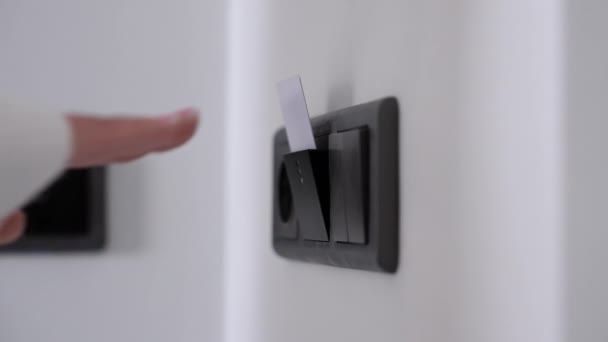 Wstawianie Keycard w nowoczesnym hotelu Power Slot podczas wczesnego ranka check-in - Materiał filmowy, wideo