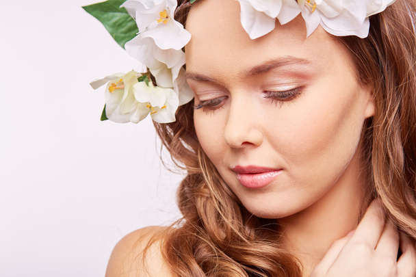 Young woman in floral wreath - Foto, imagen