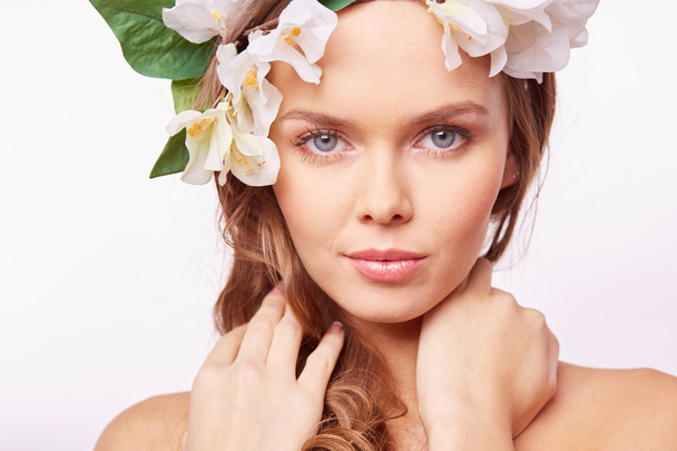Jovem mulher em coroa floral
 - Foto, Imagem