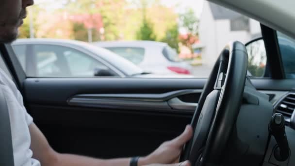 Στενή άποψη των αρσενικών χεριών οδηγού στο τιμόνι. Ο άνθρωπος οδηγεί το ηλιοβασίλεμα. Εσωτερική άποψη του σύγχρονου οχήματος κινείται στο δρόμο - Πλάνα, βίντεο