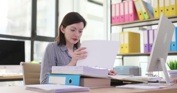 Focused office worker checking documents efficiently. Woman manager secretary working with business documentation in the office - Filmagem, Vídeo