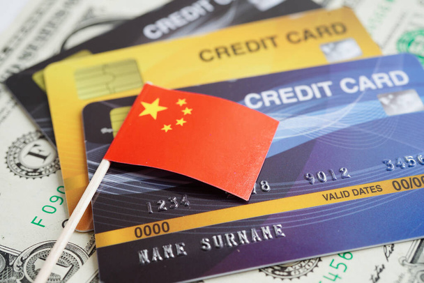 Chińska flaga na karcie kredytowej, finanse handel zakupy online biznes. - Zdjęcie, obraz