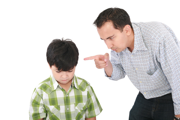 πατέρας απειλεί το αγοράκι με ένα δάχτυλο - Φωτογραφία, εικόνα
