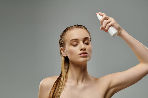 Jeune femme cheveux hydratants avec lotion. - Photo, image