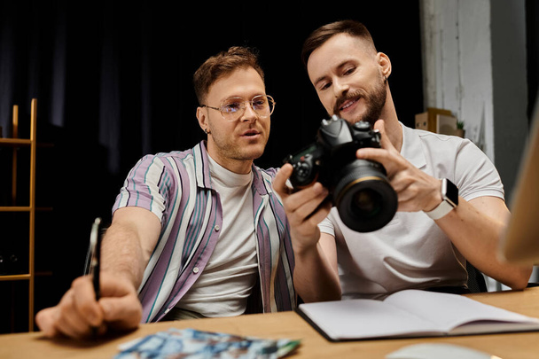 Dois homens amorosos olhando fotos em sua câmera moderna. - Foto, Imagem