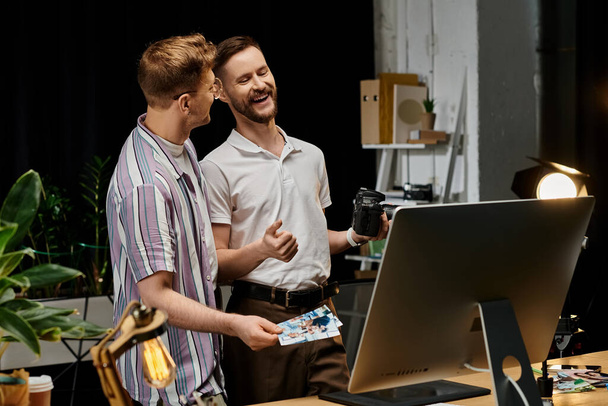 Zwei Männer in Freizeitkleidung kollaborieren vor einem digitalen Bildschirm. - Foto, Bild
